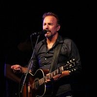 Kevin Costner & Modern West performing live at Gigale Paris photos | Picture 77803